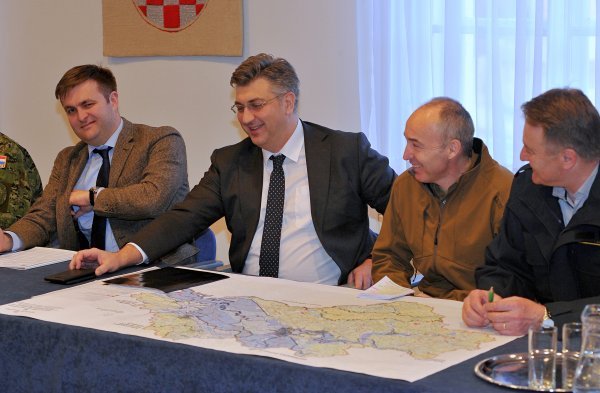 Predsjednik Vlade Andrej Plenković i ministar obrane Damir Krstičević obisli su poplavljena područja i sudjelovali na sastanku kriznog stožera