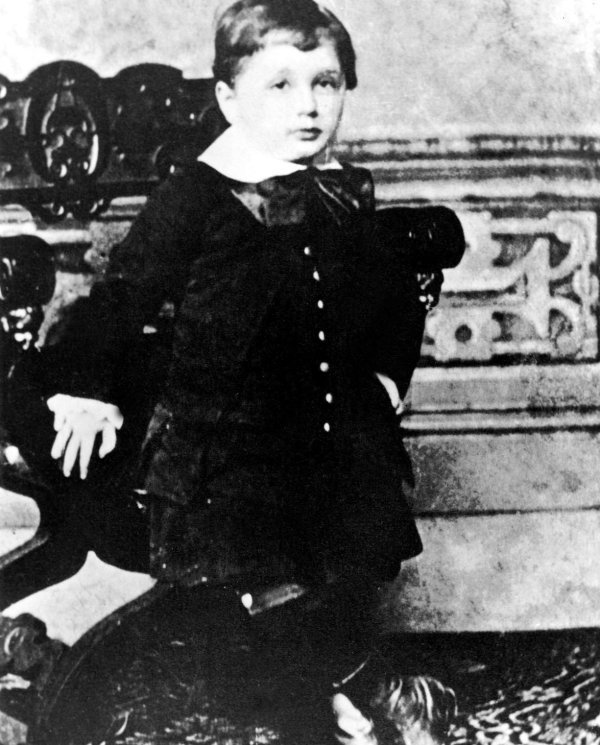 Albert Einstein 1883., s četiri godine