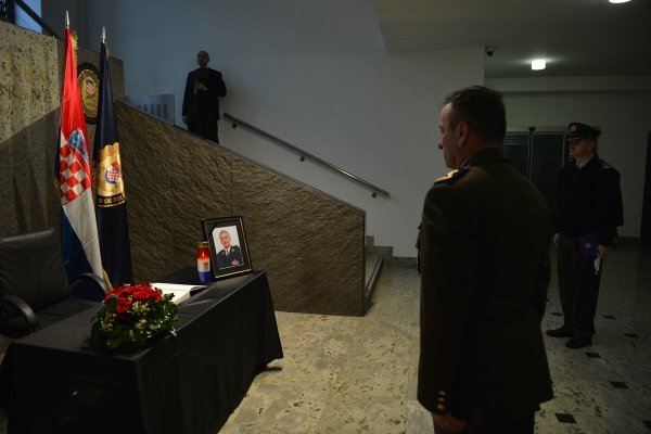 U MORH-u otvorena Knjiga žalosti povodom smrti generala Petra Stipetića