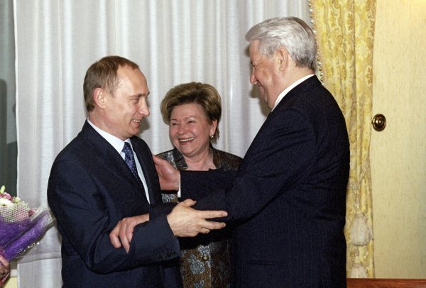 Končar se dobro snašao u postsovjetskoj Rusiji. Na slici je predsjednik Rusije Vladimir Putin sa svojim prethodnikom Borisom Jeljcinom i njegovom suprugom Ninom u Moskvi u travnju 2003.