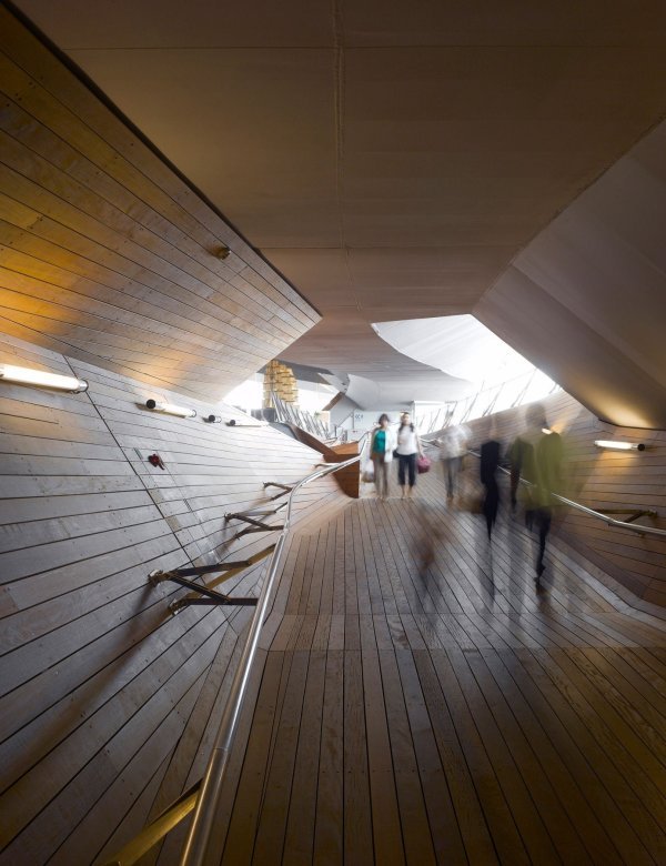 Međunarodni putnički terminal u japanskoj luci Yokohama, Farshid Moussavi i Alejandro Zaera-Polo, 1995.