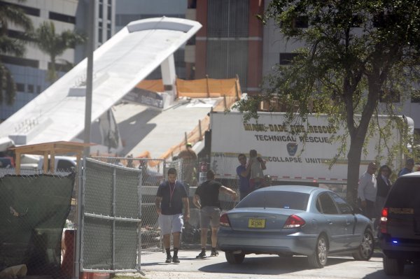 Četvero ljudi poginulo na Floridi u padu pješačkog mosta