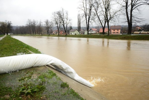 Riječica Petrinjčica u Petrini u velikom je porastu te prijeti izlijevanjem