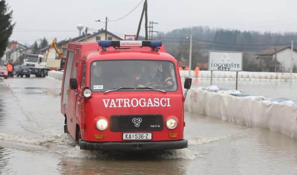 Korana poplavila Logorište, vatrogasci i vojska pomažu u obrani od vode