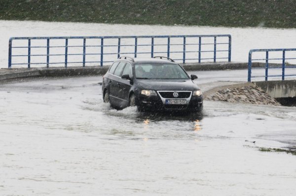 U mjestima oko Siska uz Kupu i Odru ulažu se napori da se obrane od poplava