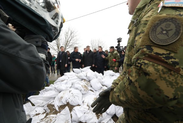 Andrej Plenković i Damir Krstičević obišli poplavljeno područje