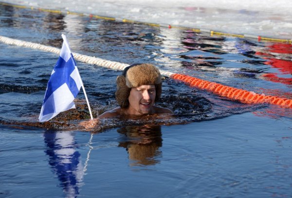Ledeno kupanje popularno je u Finskoj, a nakon toga slijedi druženje u sauni