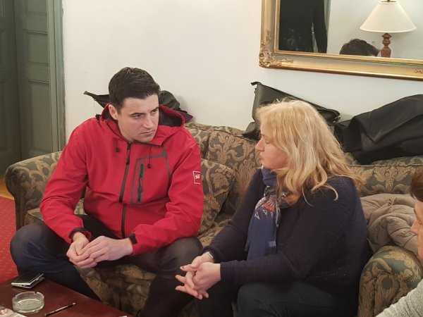 Davor Bernardić u Hrvatskoj Kostajnici s ljudima čije su kuće urušene u odronu zemlje