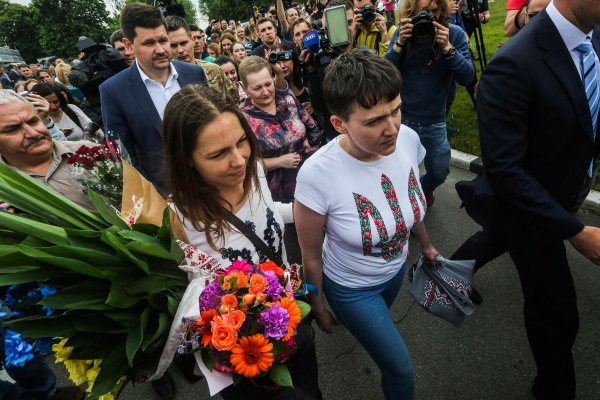 Savčenko po povratku u Ukrajinu nakon zatvora u Rusiji 2016. dočekana kao nacionalna junakinja