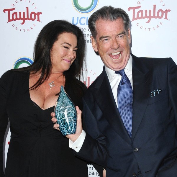 Pierce Brosnan i Keely Shaye Smith