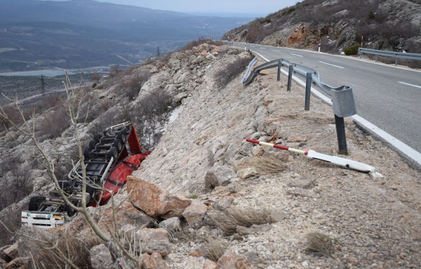 Prevrnuta vozila na cesti Gračac - Obrovac