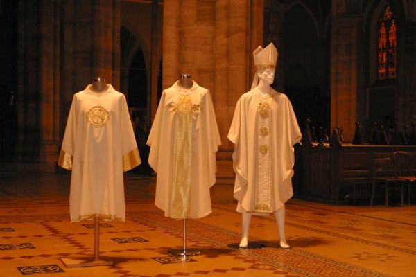 Kreacije odora za papu i misnice koje je izradila Jelena Havelka