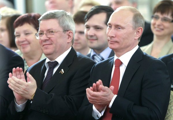 Ruski bankar i političar Aleksandar Toršin i Vladimir Putin. Toršin je doživotni član NRA