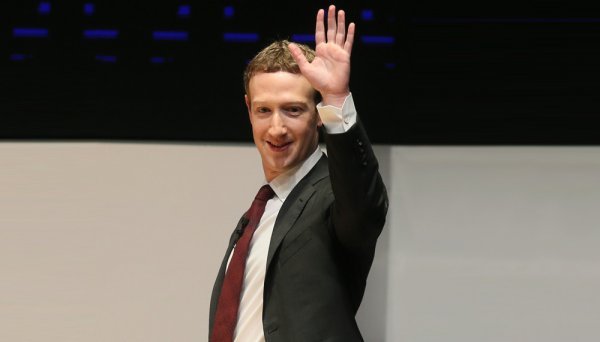 Suvlasnik i osnivač Facebooka Mark Zuckerberg maše osobnom bankaru  Profimedia