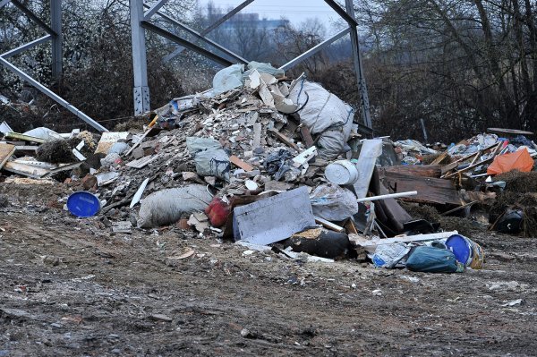 Ilegalni deponij otpada na Savici