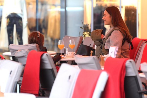 Ljupka Gojić Mikić s kćerkicama se sklonila od kiše i predahnula uz kavu