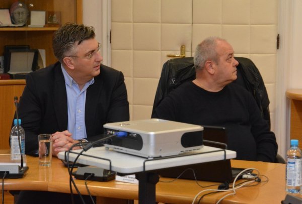 Premijera prije sastanka Stožera civilne zaštite dočekale ogorčene majke