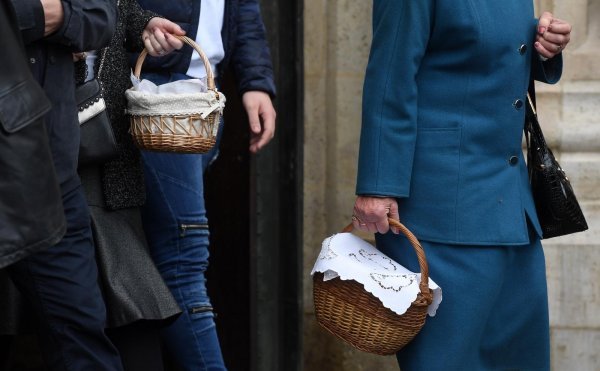 Vjernici na jutarnju misu donose košare s hranom