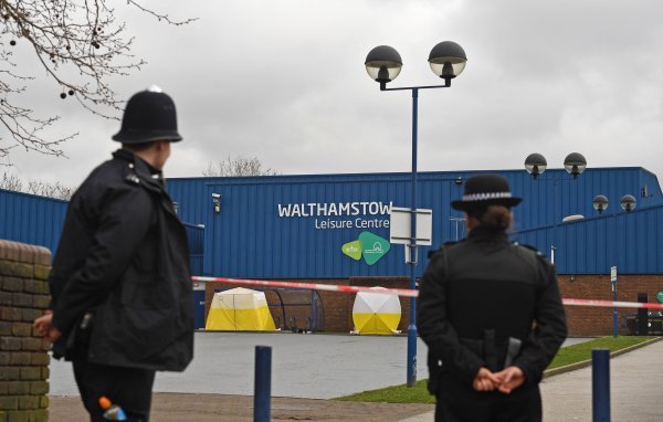 Policija i forenzičari na mjestu događaja nakon smrti 16-godišnjeg mladića u Londonu