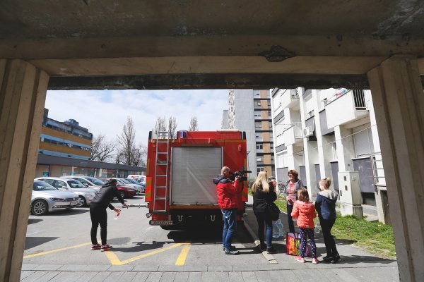 Vatrogasne, vojne i civilne cisterne vidljive su svuda po gradu