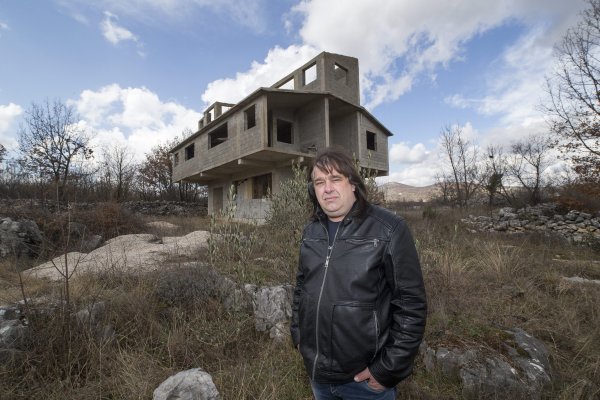 Ivica Radošević ispred svog bespravnog zdanja