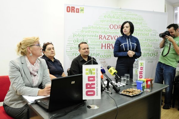 Mirela Holy i Ljiljana Katičić (skroz lijevo) sa suradnicima iz stranke (ORaH)