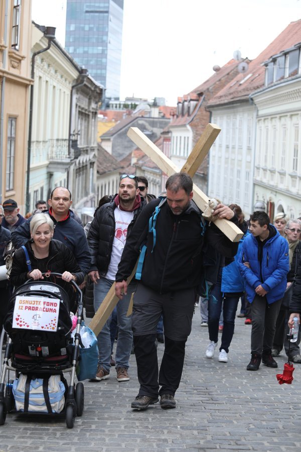 Saša Pavlić s križem dolazi na Markov trg