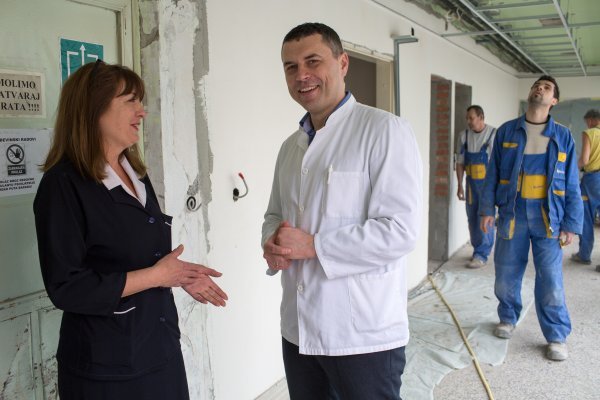 Ravnatelj KBC Osijek Željko Zubčić u razgovoru s glavnom medicinskom sestrom Klinike za psihijatriju Zdenkom Rade