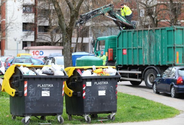 Radnici Čistoće prazne spremnike s otpadnim papirom