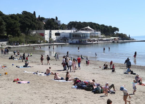 Split: Prekrasan sunčan dan privukao veliki broj ljudi na Bačvice