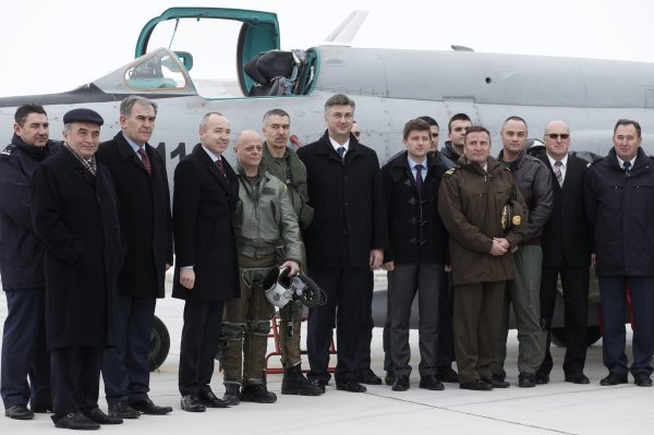 Željko Ninić s premijerom Plenkovićem i ministrom Krstičevićem lani u vojarni na Plesu