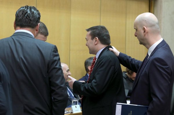 Tomislav Tolušić izmasirao vrat Arsenu Bauku prije početka sjednice Sabora