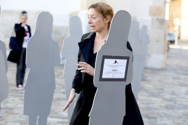 Aktivistice ispred Sabora postavile siluete koje simboliziraju ubijene žene