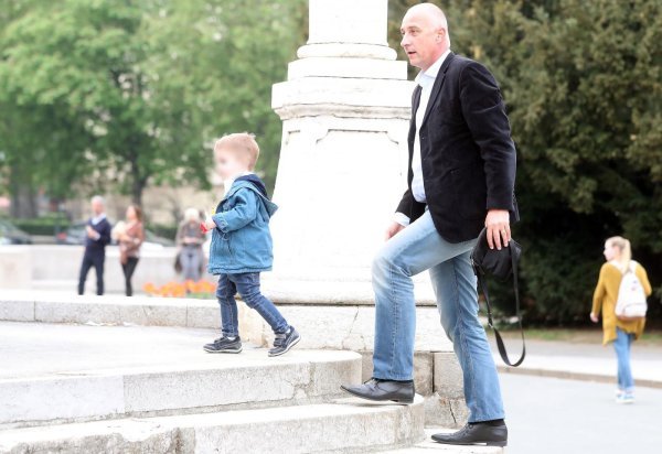 Političar Ivan Vrdoljak s obitelji prošetao trgom Republike Hrvatske