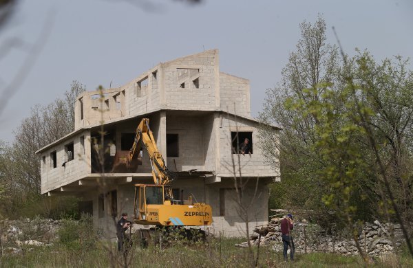 Ivica Radošević ruši svoj 'čardak' u Dugopolju