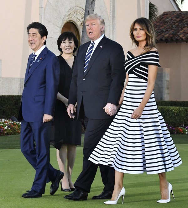Japanski premijer Shinzo Abe sa suprugom Akie i Donald i Melania Trump