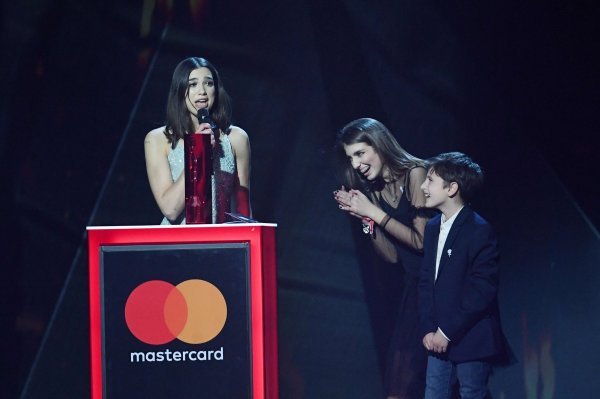 Dua s mlađom sestrom i bratom na dodjeli nagrada Brit Awards