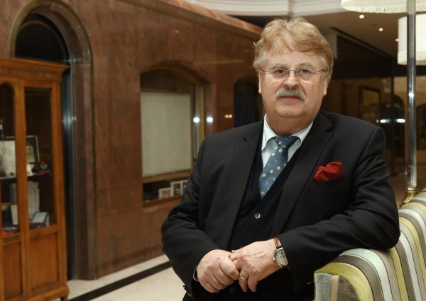 Elmar Brok, predsjednik Odbora za vanjske poslove Europskog parlamenta, 7. studenoga 2015. došao je u Zagreb dati podršku Kolindi Grabar Kitarović u predsjedničkoj utrci