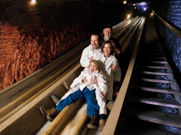 Salzwelten-Hallein-Familie-auf-der-Rutsche_Salzwelten-at-C-Bergauer_C-Bergauer