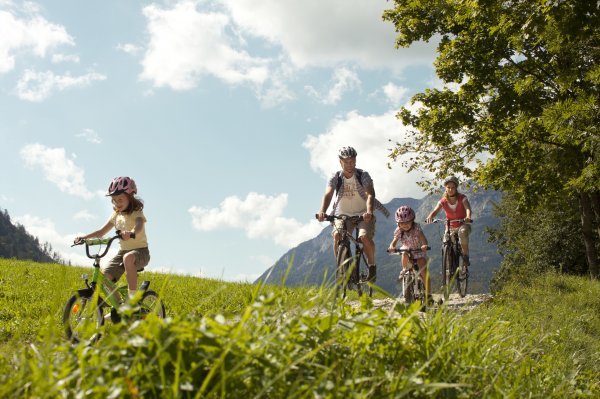 Radfahren-am-Grundlsee_Oesterreich-Werbung_Wolfgang-Zajc