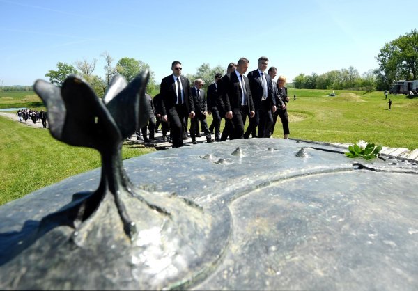 Državni vrh odao počast žrtvama logora u Jasenovcu