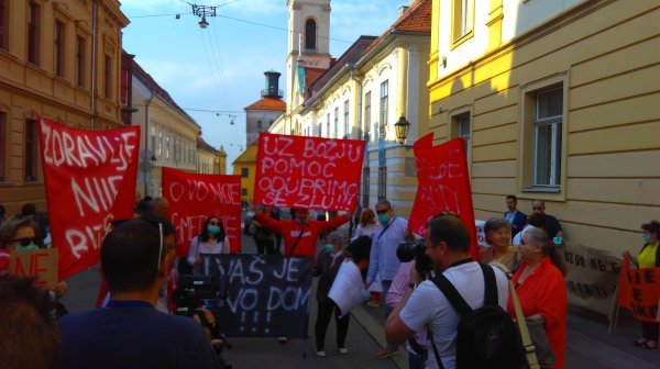 Prosvjednici nedaleko od Gradske skupštine