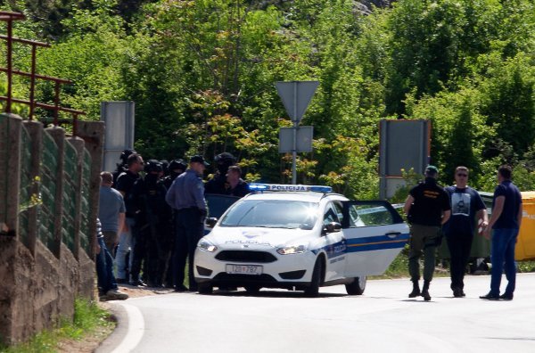 Privođenje muškarca koji se zatvorio u kuću u Grubinama i prijetio eksplozivom