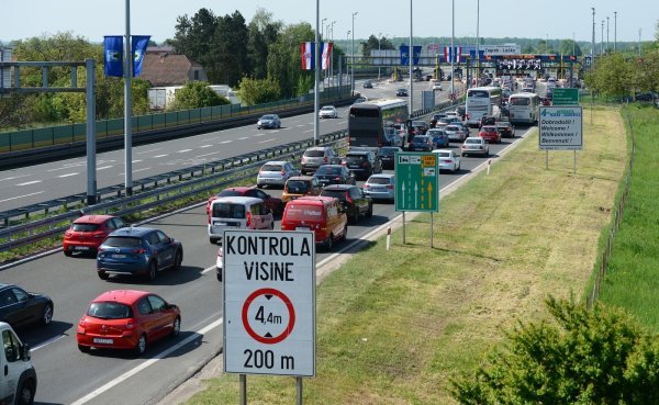 Velike prometne gužve u smjeru mora na naplatnoj postaji Lučko