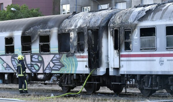 Dva vagona vlaka zapalila se na jednom od kolosijeka uz Branimirovu ulicu u neposrednoj blizini Glavnog kolodvora.