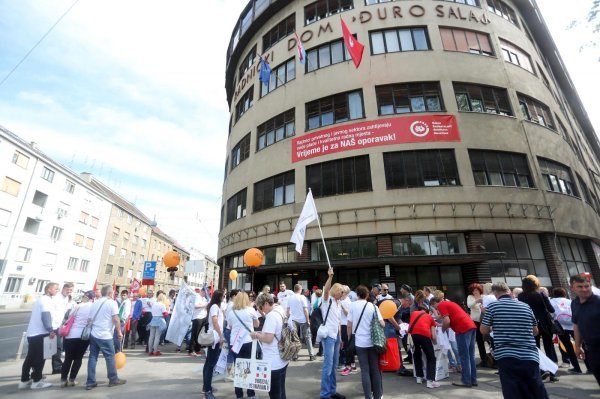 Prosvjednici okupljeni ispred Radničkog doma pod geslom Za reforme, za ljude