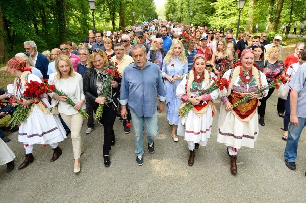 Gradonačelnik Bandić dijelio grah i karanfile povodom Praznika rada