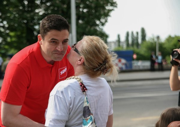 Davor Bernardić povodom Međunarodnog praznika rada dijelio karanfile