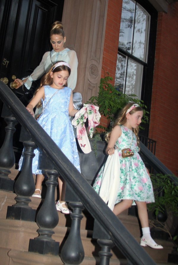 Sarah Jessica Parker s kćerima na izlasku iz svoje kuće