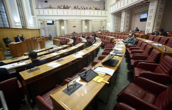 Poluprazna sabornica